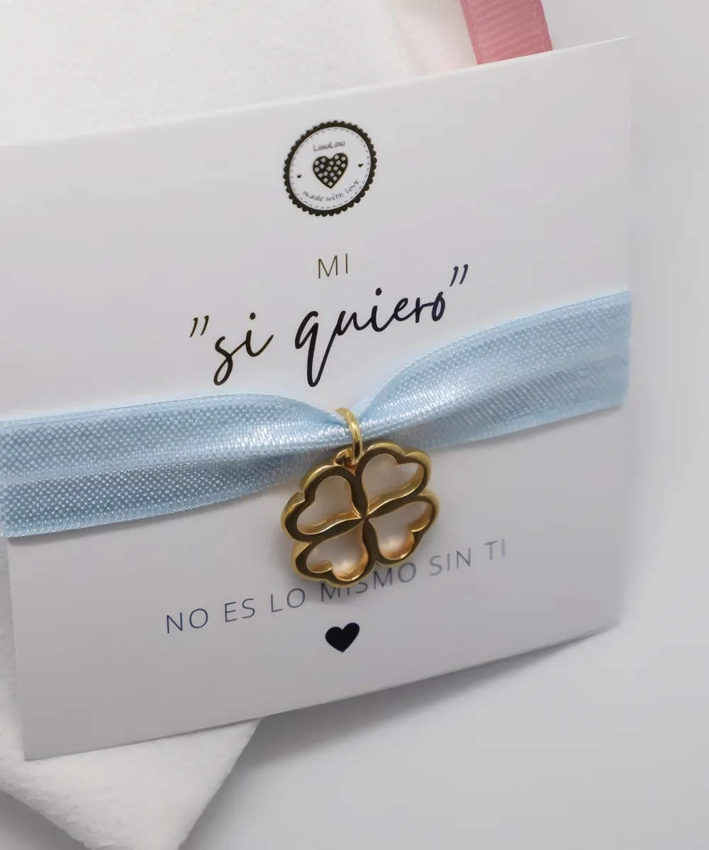 Pulsera Mi «sí quiero» con trébol dorado sobre su tarjeta